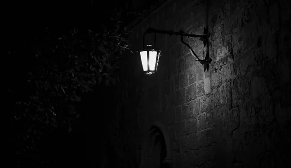 Spooky Black White Alley Lit Street Lamp — Stock Photo, Image