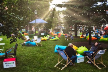 Gdansk / Polonya - Ağustos 12019: İnsanlar Gdansk 'ta halka açık bir park alanında sandalye ve puf minderlerin üzerinde dinleniyor