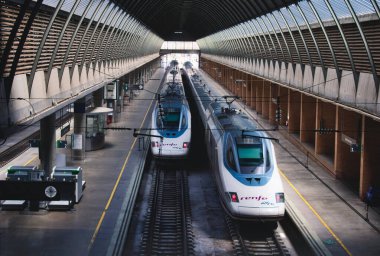 Sevilla / İspanya - 22 Ağustos 2019: Santa Justa tren istasyonunda yüksek hızlı Renfe Bulvarı trenleri