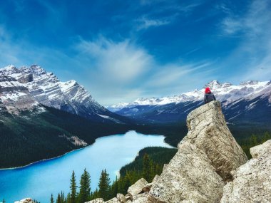 Peyto Gölü, Kanada 'daki Banff Ulusal Parkı, Kanada' daki Rocky Dağları, ve ön planda pembe saçlı bir kadın oturuyordu.