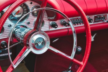 Rabat / Malta - 24 Temmuz 2019: Ford Thunderbird klasik spor arabasının kokpitinde kırmızı direksiyonu kapatın