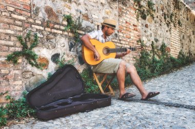 Granada / İspanya - 21 Ağustos 2019: İspanyol akustik gitar çalan bir erkek müzisyen