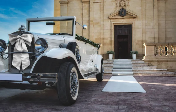 Biały Klasyczny Samochód Tradycyjny Ślub Przed Kościołem — Zdjęcie stockowe