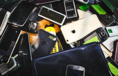Mosta / Malta - 11 Mayıs 2019: Geri dönüştürülmek üzere bir çöp kutusundaki bozuk mobil dijital aygıtlar