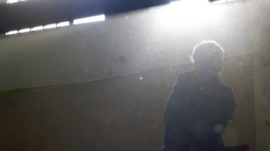 Adam yerden çıkıntıya atlama