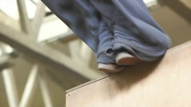 Parkour üst kısmında ahşap engel atlama stajyer