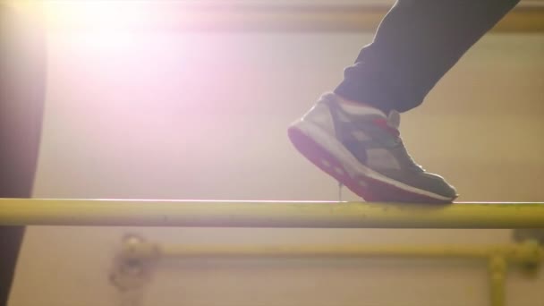 Mann läuft und balanciert auf der Stange — Stockvideo