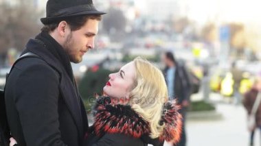 Birbirine bakan bir çift.