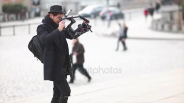 Elektronik sabitleyici ile yürüyüş kamera operatörü