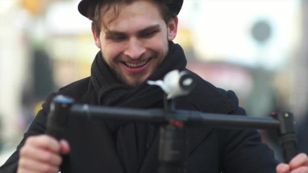 Look at Indie Filmmaker with Electronic Stabilizer — Stock Video