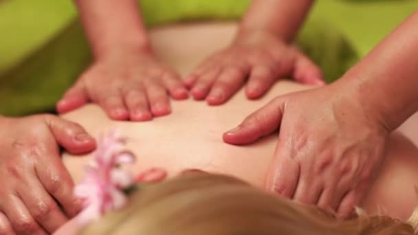 Cliente recebendo massagem de óleo de volta — Vídeo de Stock