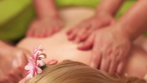 Le client obtient le massage de dos d'huile — Video