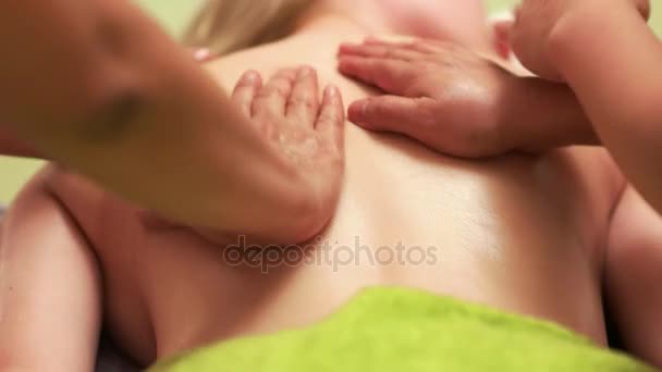 Kunde bekommt Öl zurück Massage — Stockvideo