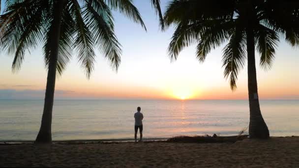 Cena Tranquilo do Sol Nascendo Sobre o Mar — Vídeo de Stock