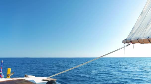 Segel wird am Heck des Bootes gehalten — Stockvideo