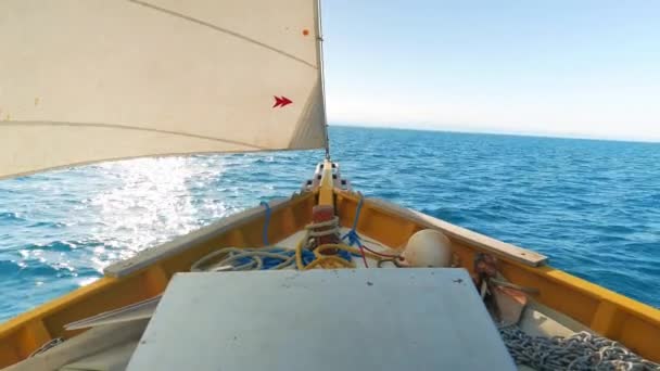 Boot zeilen van de Caribische zee — Stockvideo