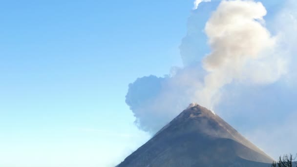 Eruzioni del vulcano Acatenango — Video Stock
