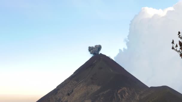 Pequeña erupción negra del vulcano — Vídeos de Stock