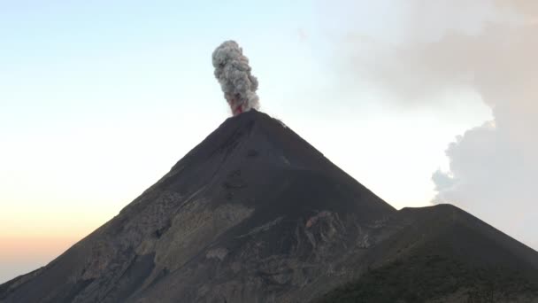 Огромное извержение активного вулкана — стоковое видео