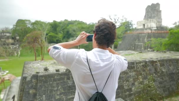 Man tar en bild på Maya tempel — Stockvideo