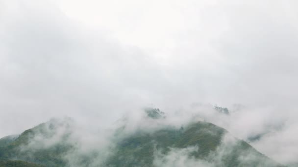 Langsame Wolken ziehen durch die Szene — Stockvideo