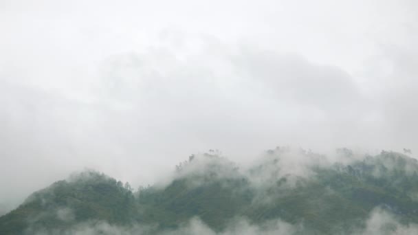 Paisaje de montaña lleno de nubes lentas — Vídeo de stock