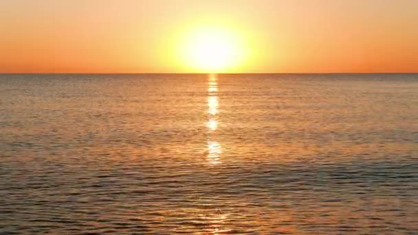 在平静海面冉冉升起的太阳 — 图库视频影像