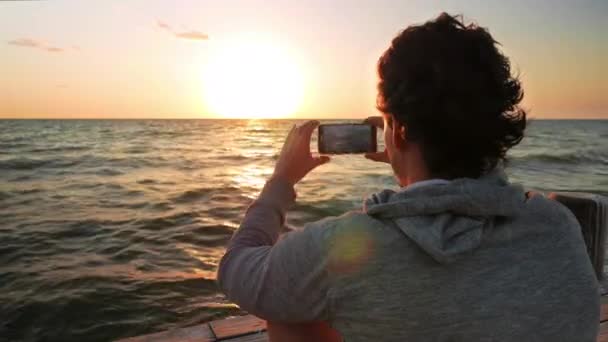 Caucausian Man fotograferen Sunrise — Stockvideo