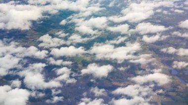 Uçak penceresinin dışına bak