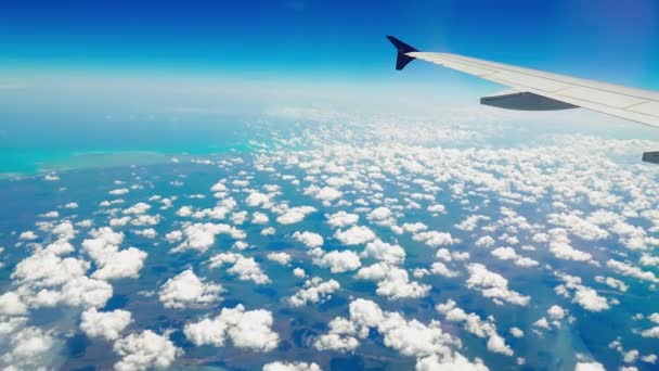 Mira fuera de la ventana del avión — Vídeos de Stock