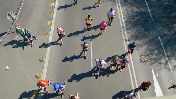 Praga República Checa 17 de abril de 2017: Sportisimo Half Marathon Race — Vídeo de stock