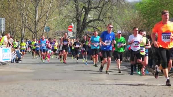 Praga Czechy 17 kwietnia 2017 r.: Bieg maratoński Sportisimo pół — Wideo stockowe