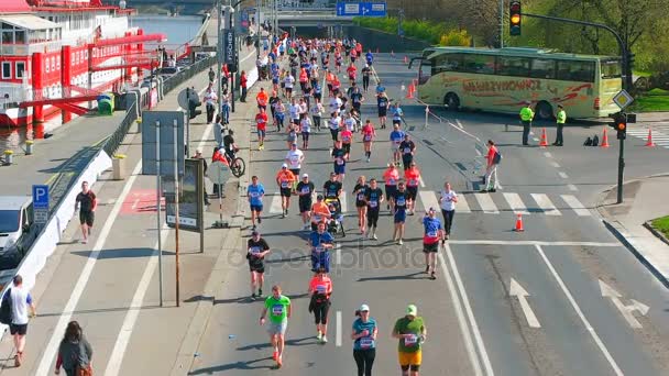 Прага, Чехия 17 апреля 2017: Полумарафонская гонка Sportisimo — стоковое видео