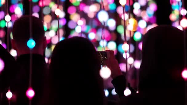 Menschenmenge genießt LED-Lichter — Stockvideo