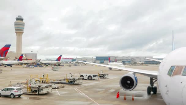 繁忙的机场在美国 — 图库视频影像