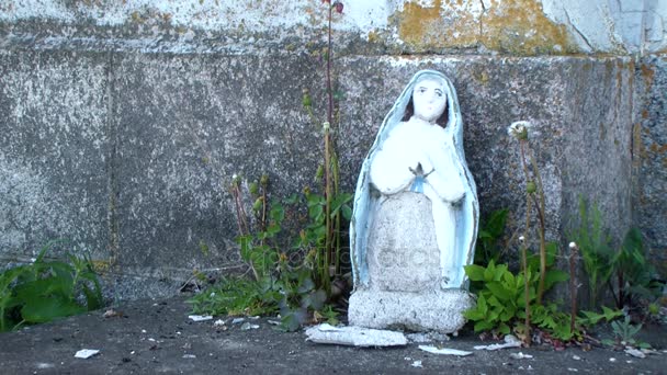 Estátua da Virgem Maria. Estátua velha  . — Vídeo de Stock