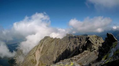 Rysy dağın üstünden Polonya'da haddeleme bulutlar kütlesinin zaman atlamalı
