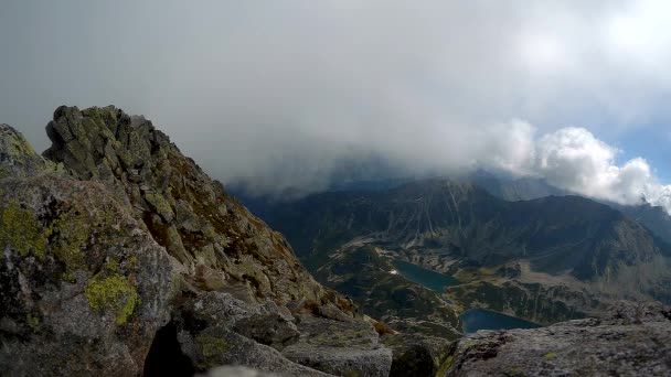 Niebla dramática en las montañas — Vídeo de stock