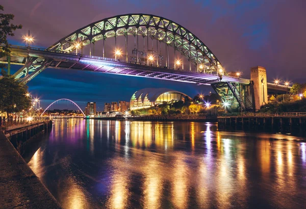Most Tyne nad rzeką Tyne w Newcastle, Gateshead nocą, Anglia. Najlepszy sprzedawca. — Zdjęcie stockowe