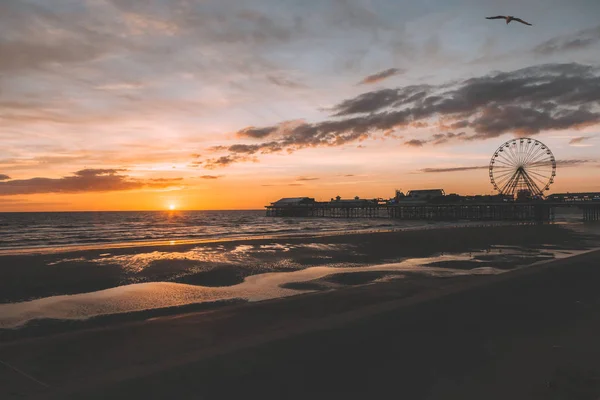 Blackpool Central Pier and Ferris Wheel, Lancashire, Royaume-Uni. Beau coucher de soleil, couleurs douces. Soirée parfaite . — Photo