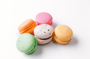 Turkuaz arka planda pasta ya da badem kurabiyeler, pastel renkler, klasik kartlar, üst manzara. Düz yatıyordu