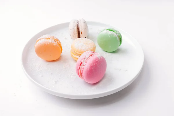 Macaron francês colorido ou pilha de macaron italiano na placa branca colocar no fundo branco com espaço de cópia para fundo ou papel de parede. Depósito plano . — Fotografia de Stock