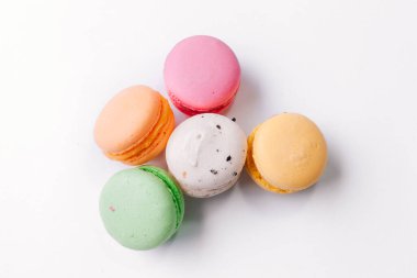 Turkuaz arka planda pasta ya da badem kurabiyeler, pastel renkler, klasik kartlar, üst manzara. Düz yatıyordu