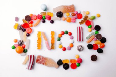 Beyaz arka planda tatlı, renkli şeker, reçel ve marmelat olmasın. Düz yatış, üst görünüm