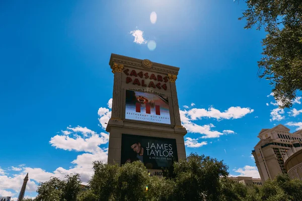 LAS VEGAS - MAY 08: Utsikt over stripen rundt Hotel Caesars palass på MAY 08, 2019 i Las Vegas. Las Vegas Main Strip er en strekning på ca 4,2 km (6,8 km) på Las Vegas Boulevard i Clark – stockfoto