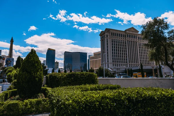 LAS VEGAS - 08 DE MAYO: Vista de la franja alrededor del Hotel Caesars Palace el 08 DE MAYO de 2019 en Las Vegas. La zona principal de Las Vegas es un tramo de 6,8 km (4,2 millas) de Las Vegas Boulevard en Clark — Foto de Stock