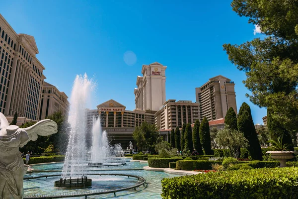 LAS VEGAS - MAJ 08: Udsigt over striben omkring Hotel Caesars palads på MAJ 08, 2019 i Las Vegas. Las Vegas Main Strip ligger ca. 6,8 km fra Las Vegas Boulevard i Clark. - Stock-foto