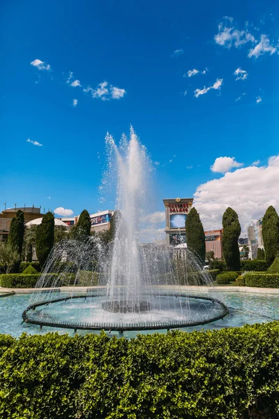ЛАС-ВЕГАС - 08 мая: Вид на полосу вокруг фонтана Hotel Caesars Palace 08 мая 2019 года в Лас-Вегасе. Главная полоса Лас-Вегаса - это примерно 4,2-мильный (6,8 км) отрезок Лас-Вегаса. — стоковое фото