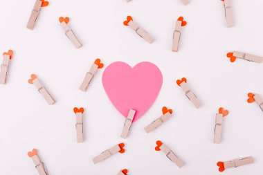 Güzel bir tebrik kartı ya da elbise askısıyla tutturulmuş Pembe Kalpler 'in arka plan tasarımı. Beyaz arka plan. Metinler için Boşluğu Kopyala