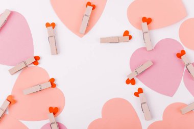 Hoş bir tebrik kartı tasarımı, üst üste binen sıcak ve pembe kalpler ve giysi askıları. Metinler için Boşluğu Kopyala